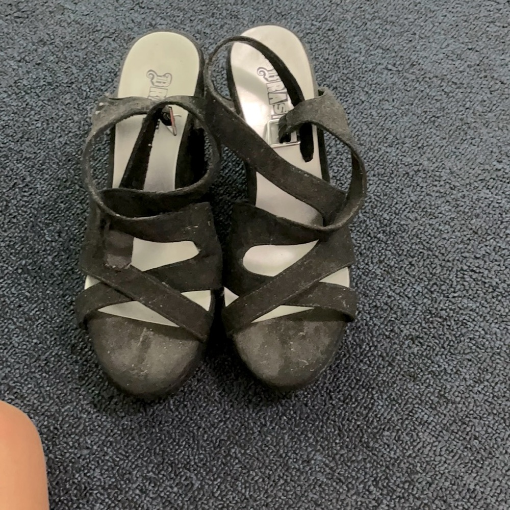 Black wedges